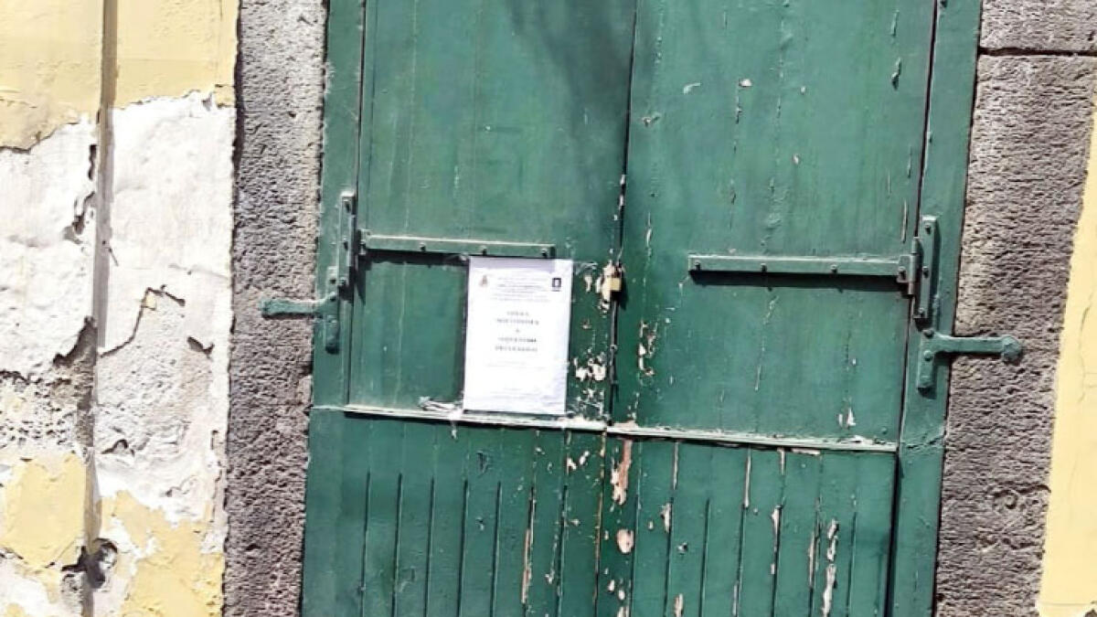 Palma Campania, scoperto dormitorio di fortuna in un negozio in disuso - 