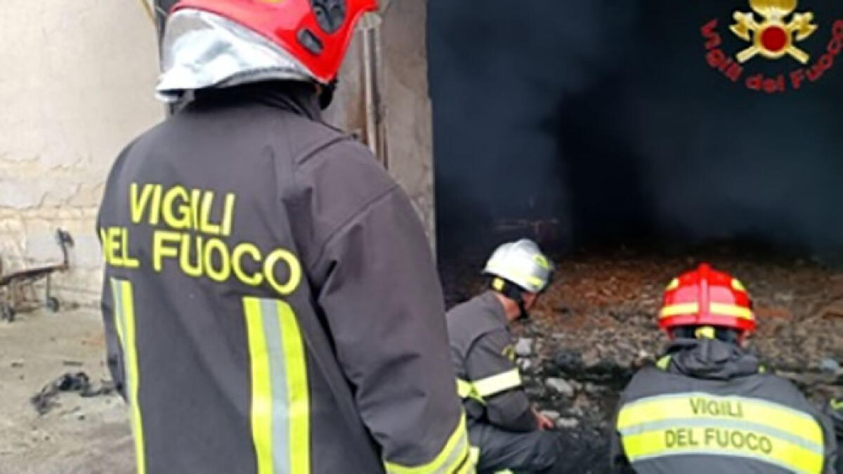 Incendio nella fabbrica clandestina, scoperti 4 milioni in botti killer - 