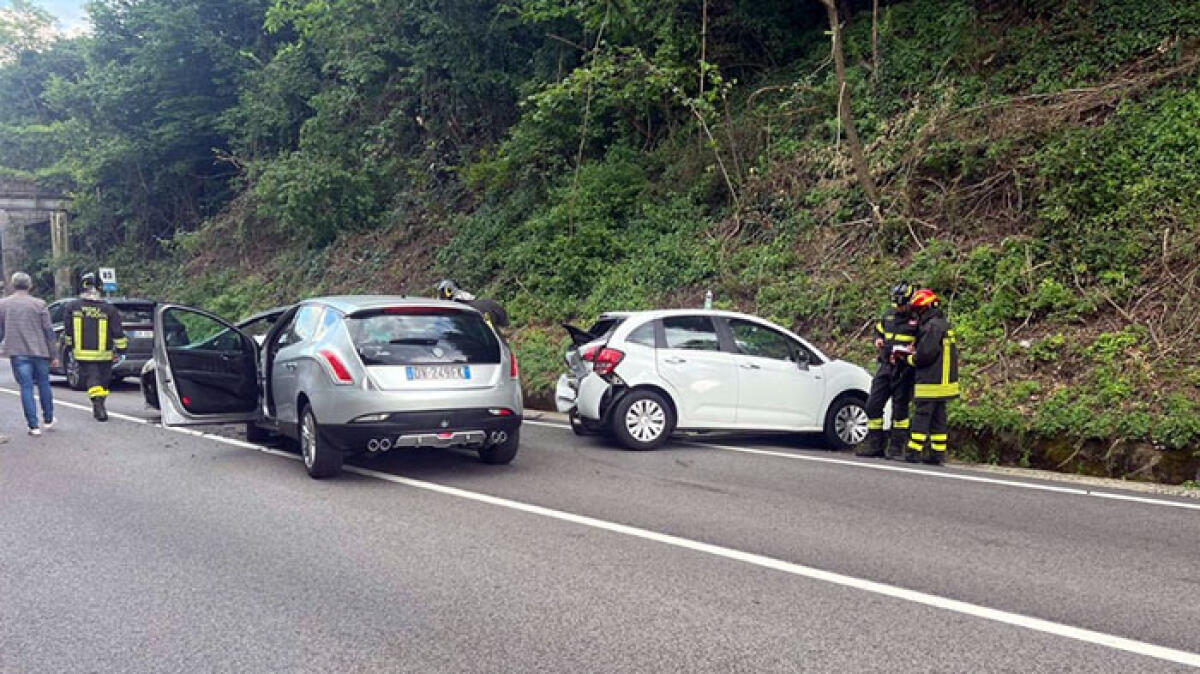 Tamponamento tra 3 auto, ci sono numerosi feriti - 