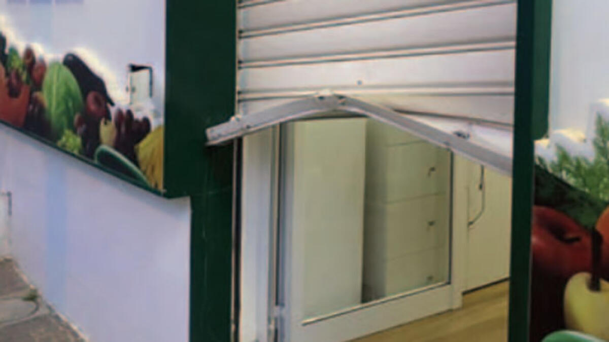 Spaccata nella notte per svaligiare un negozio di frutta - 