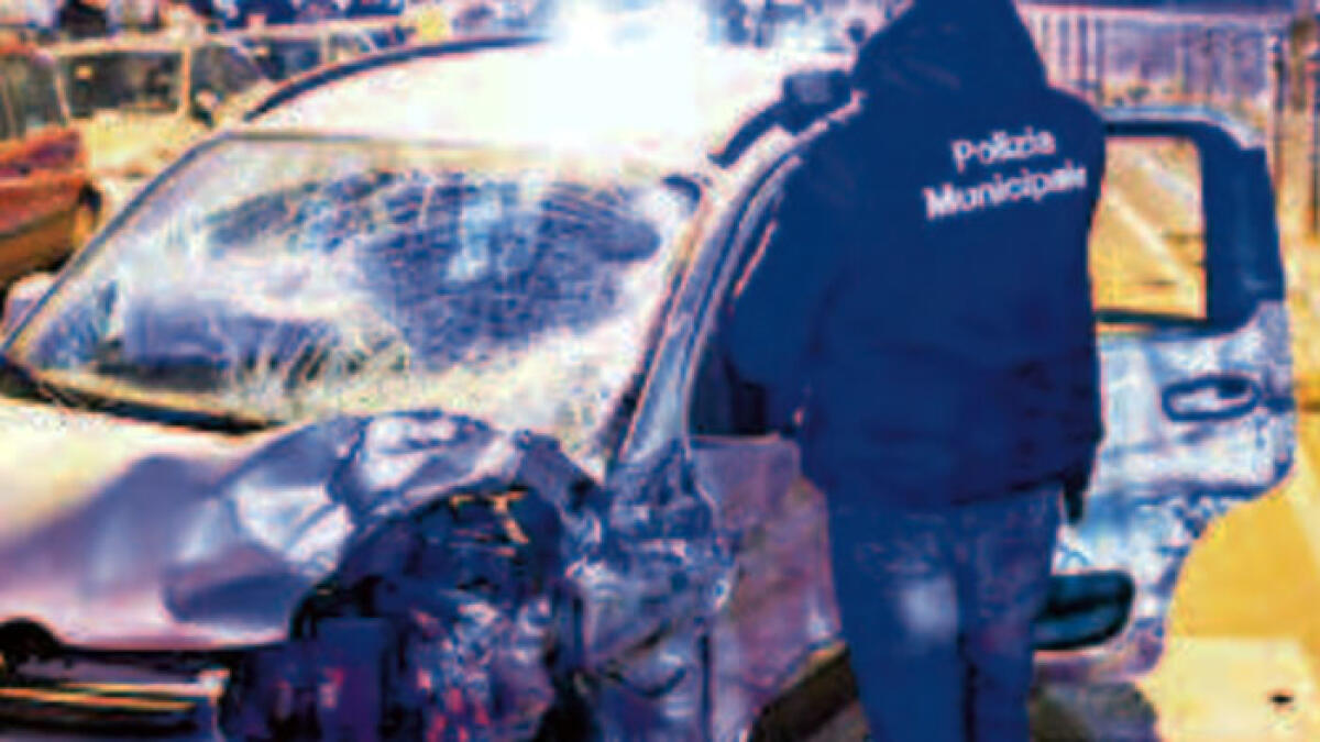 Prima causa un grave incidente frontale, poi aggredisce gli agenti - 