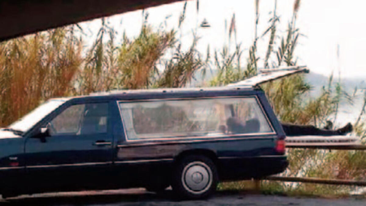 Prende il sole sdraiato nel carro funebre - 