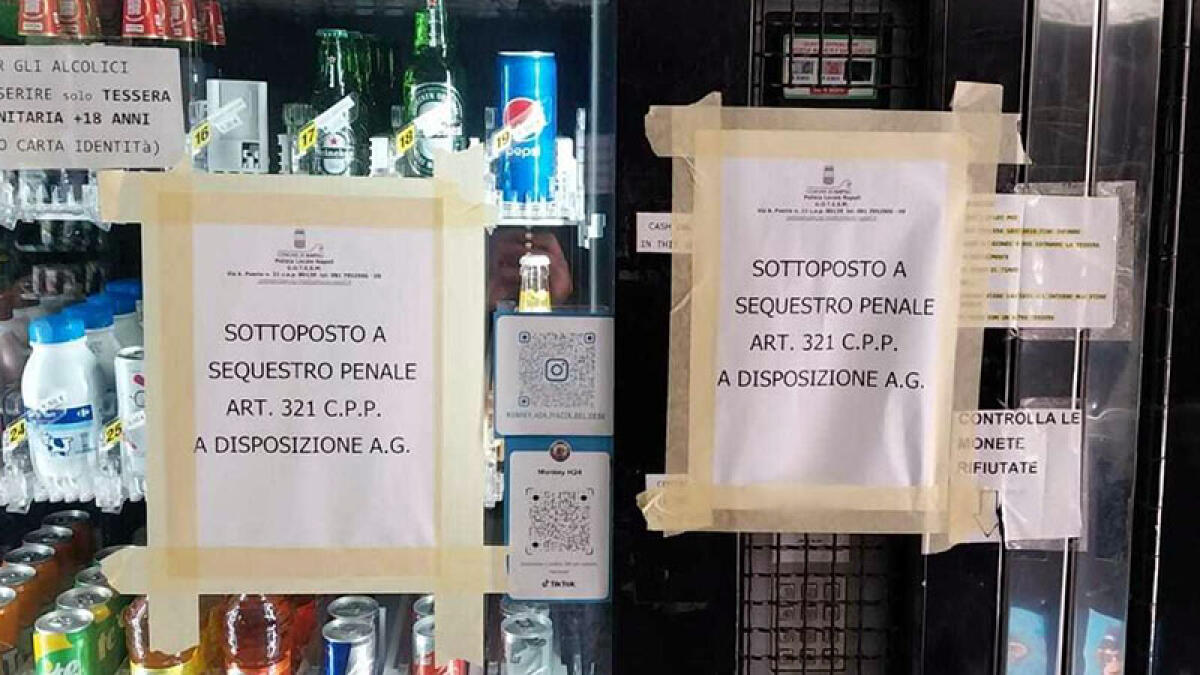 Ruba nel distributore "h24" e si fa arrestare - 