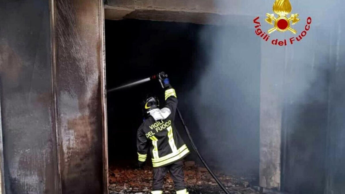 In fiamme due aziende di trasporti e un'agenza di pompe funebri - 