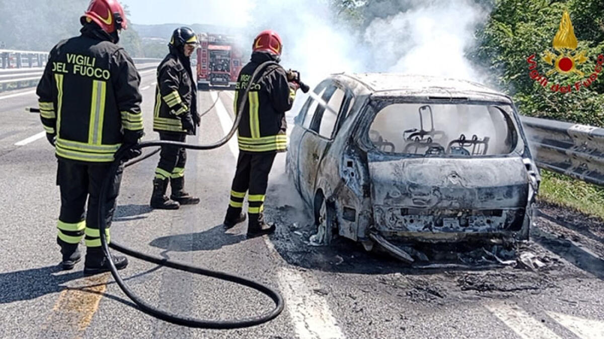 Altra auto in fiamme sull'A16, a bordo famiglia napoletana con bambini - 
