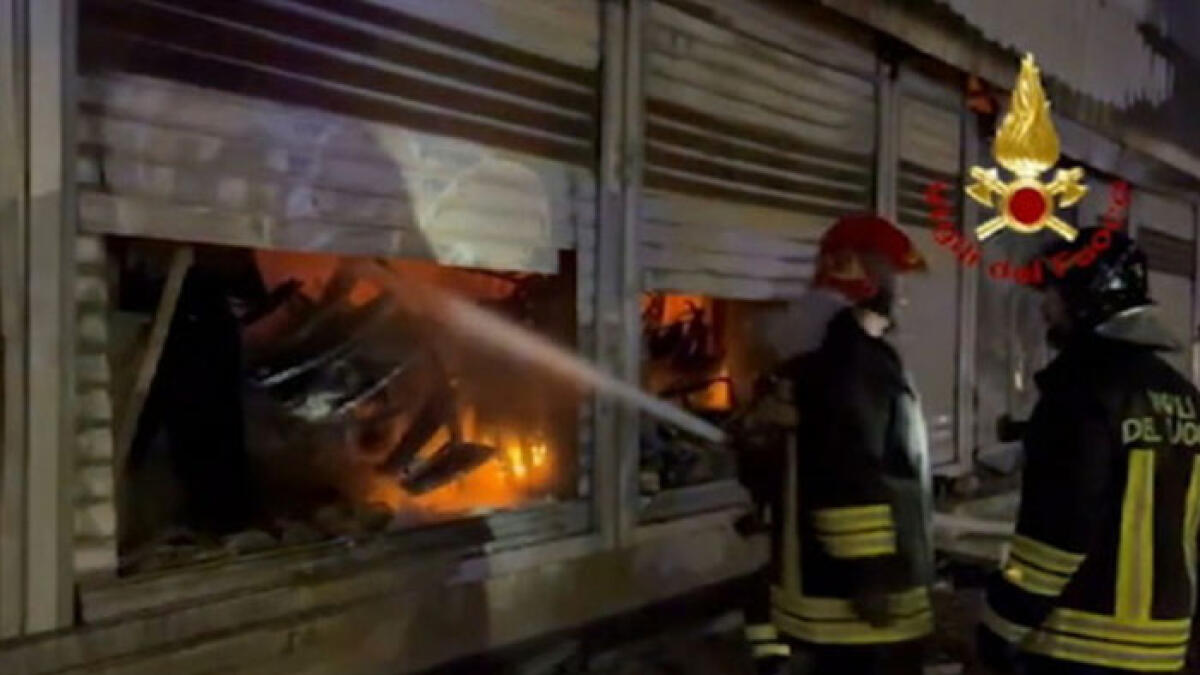 Il negozio deve ancora aprire e viene già dato alle fiamme - 