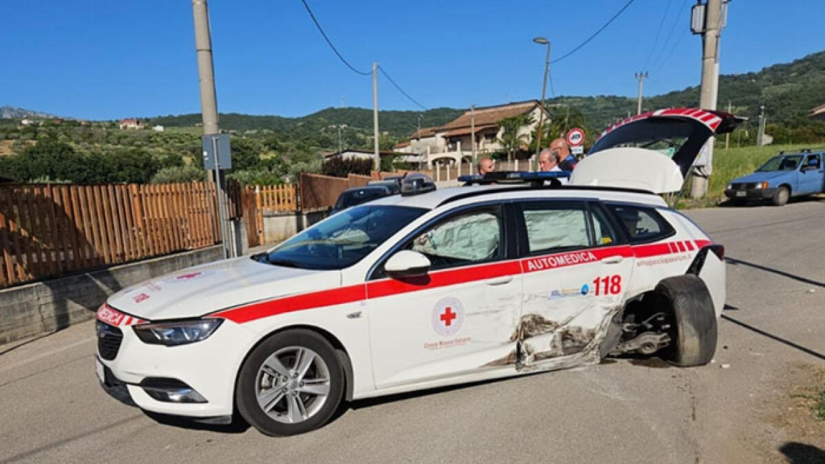 Brutto incidente per l'automedica: infermiera ferita - 