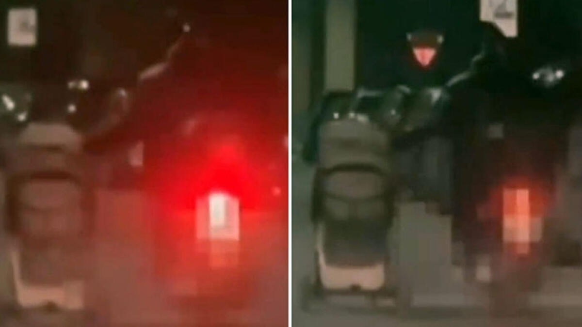 La follia in strada: trascina passeggino con lo scooter - 