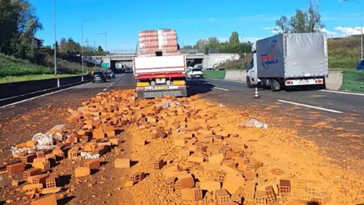 Incidente per il tir, carico di mattoni in autostrada - 