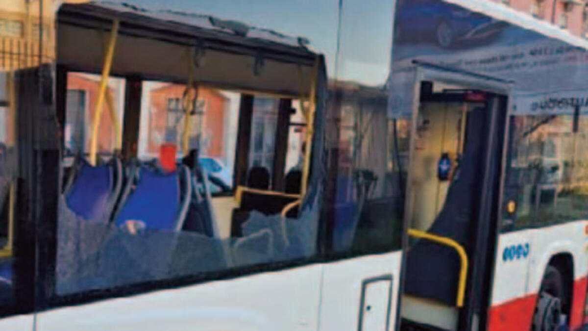 Ancora un attacco ai mezzi pubblici: sassaiola contro un bus - 