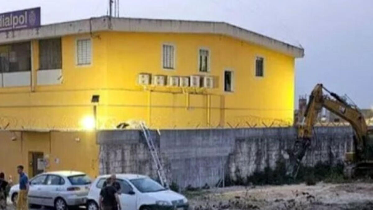Caveau preso d'assalto e muro sfondato: a segno rapina da film - 