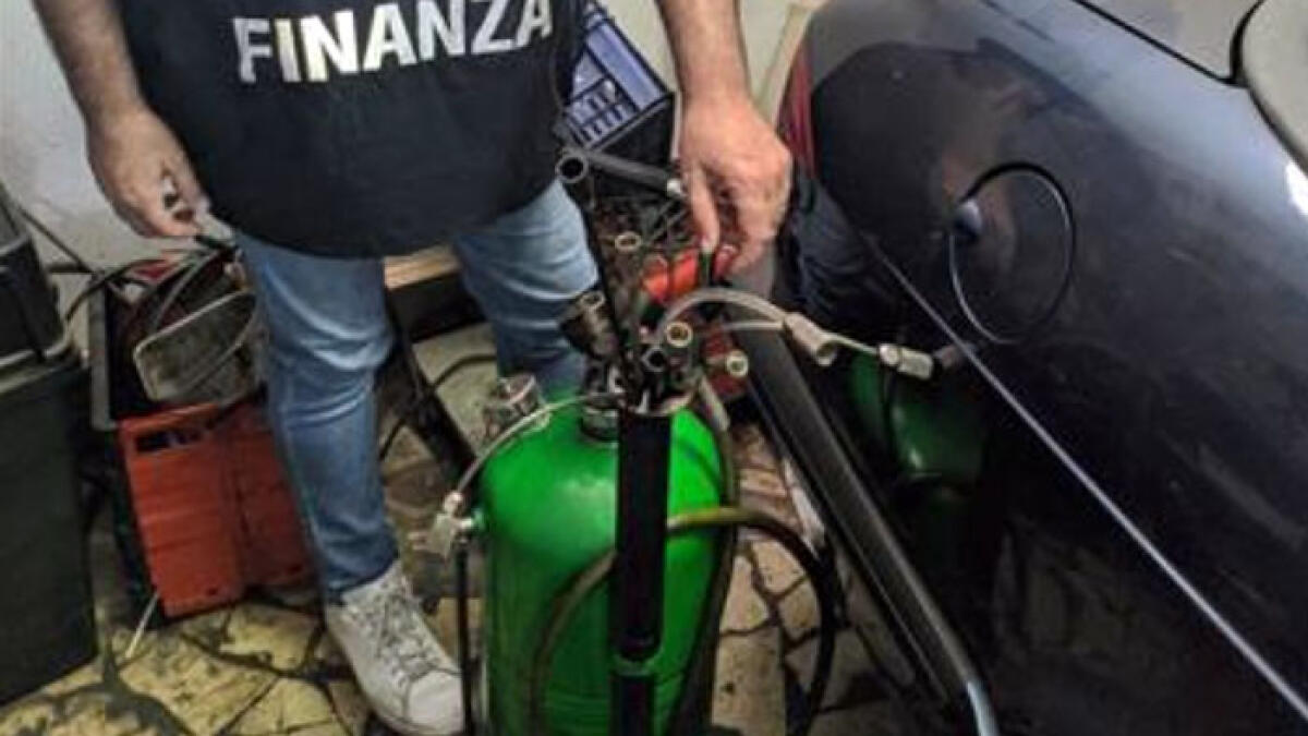 La Finanza scopre un'officina totalmente abusiva - 