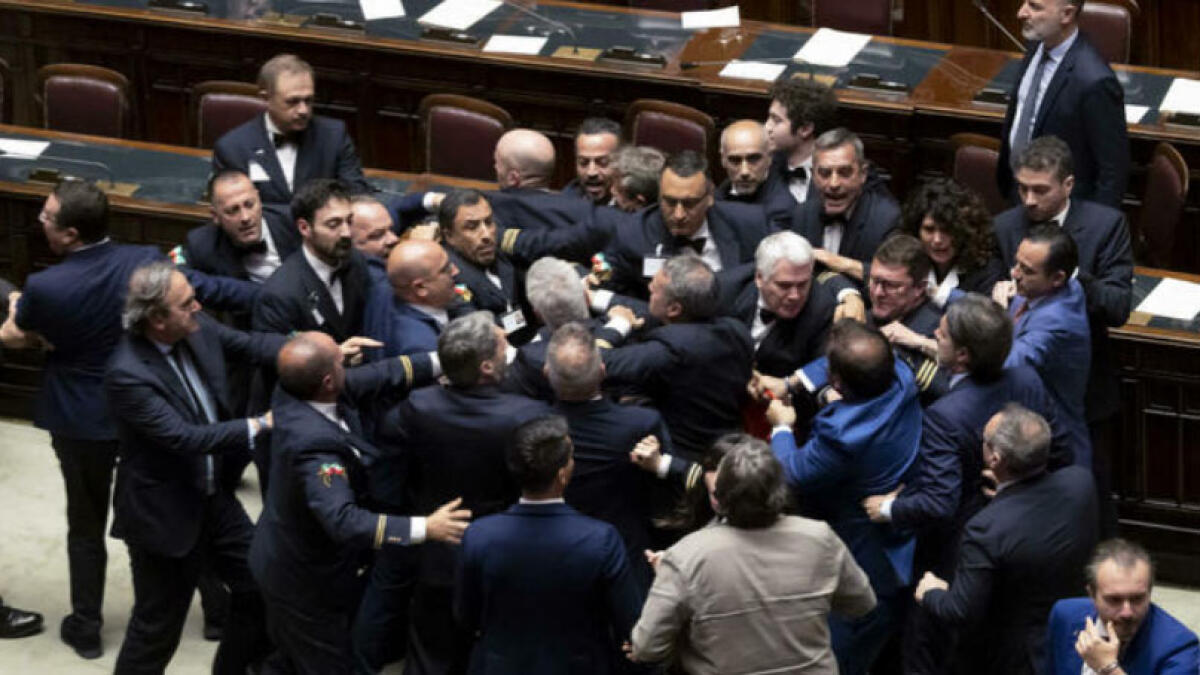 Rissa alla Camera, deputato ferito alla testa - 