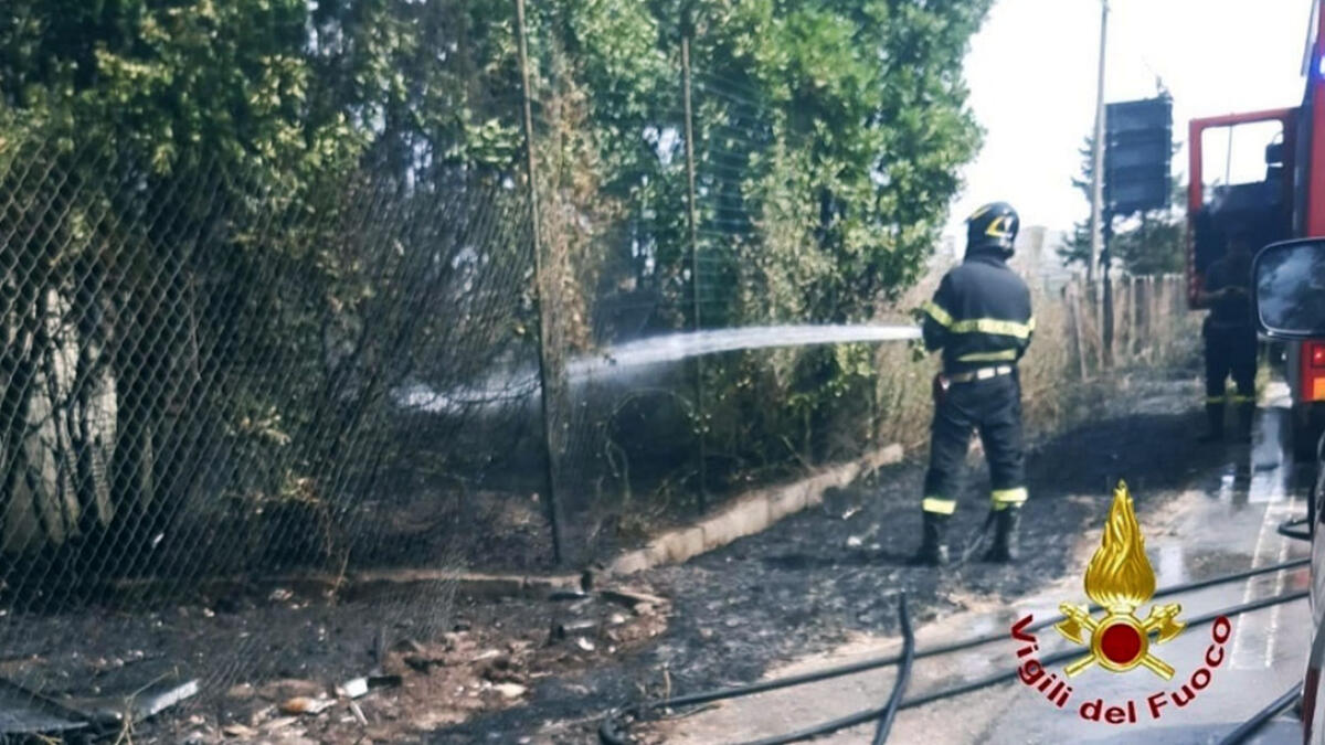 Vasto incendio accanto all'ospedale - 