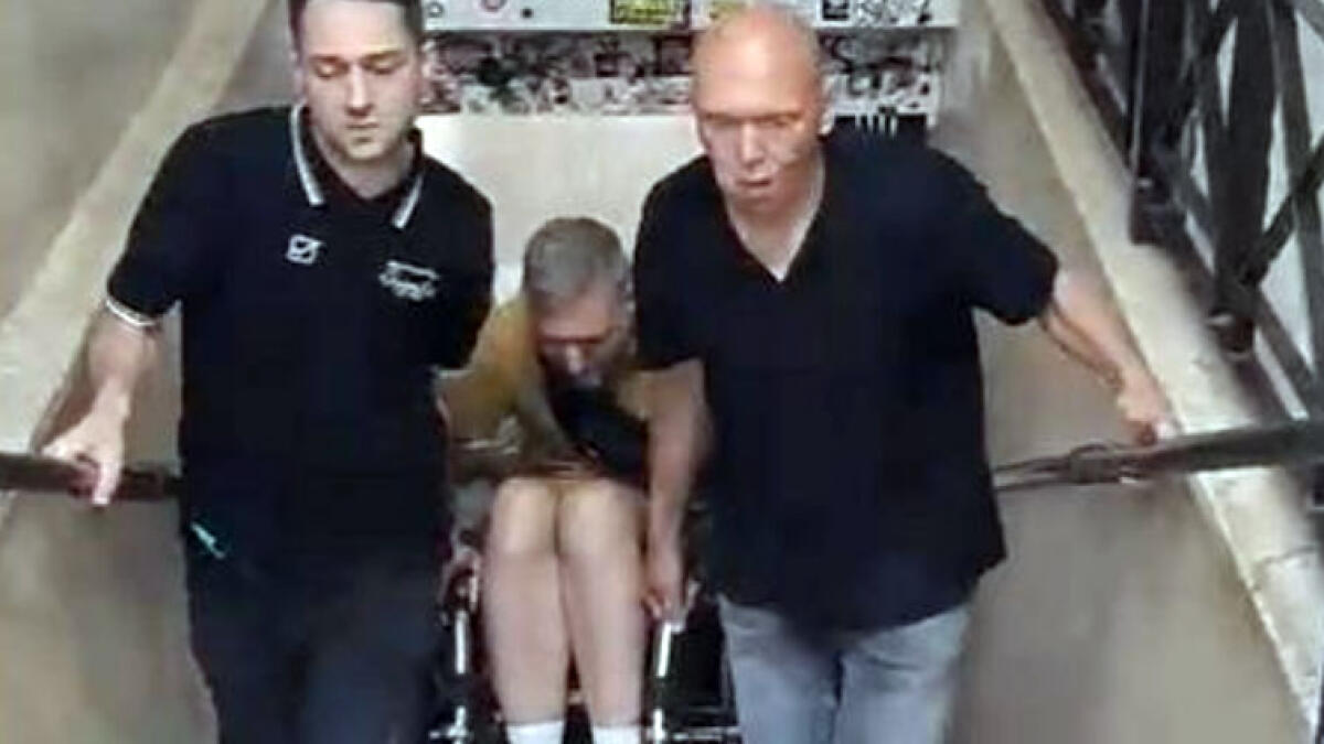 Pompei, in sedia a rotelle e portato a braccia per uscire dalla stazione Circumvesuviana - 