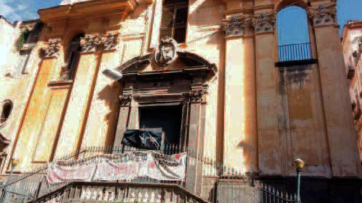 Clochard vivono nella chiesa, aggrediti dai residenti - 