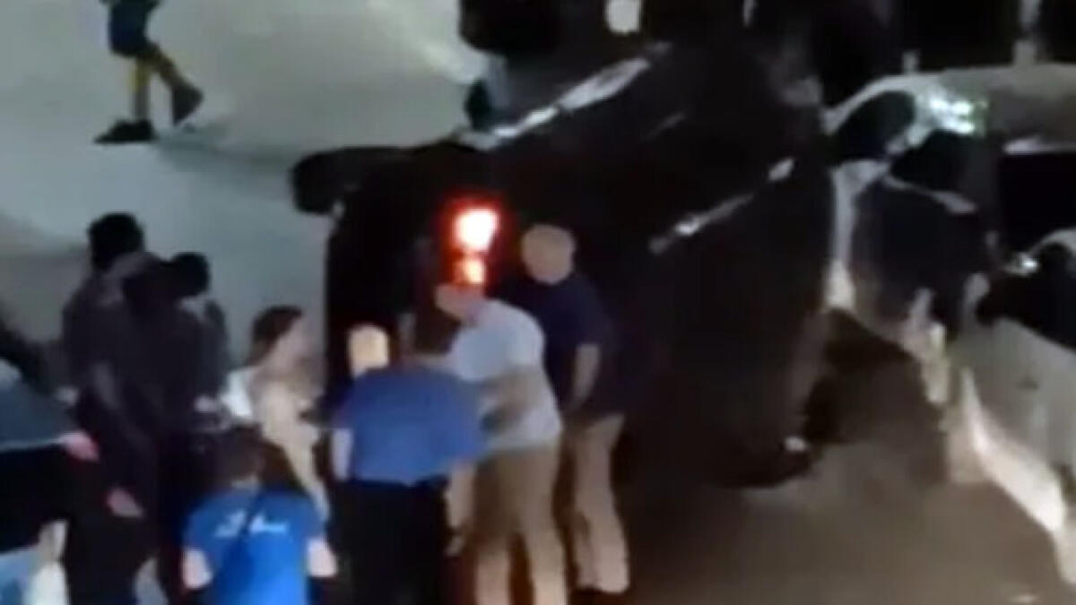 Auto si ribalta tra i tavolini di un bar - 