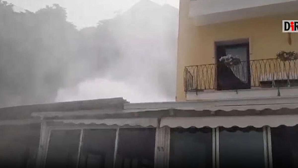 Esplode tubatura dell'acqua della Gori: case evacuate e strade come una piscina GUARDA IL VIDEO - 