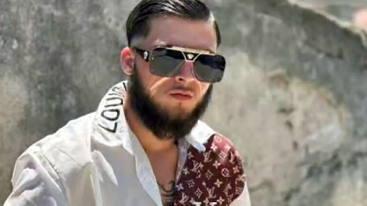 A 19 anni trovato senza vita in strada con una ferita al collo - 