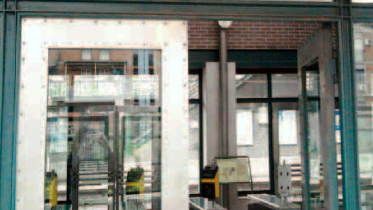 Due stazioni Eav vandalizzate nella notte - 