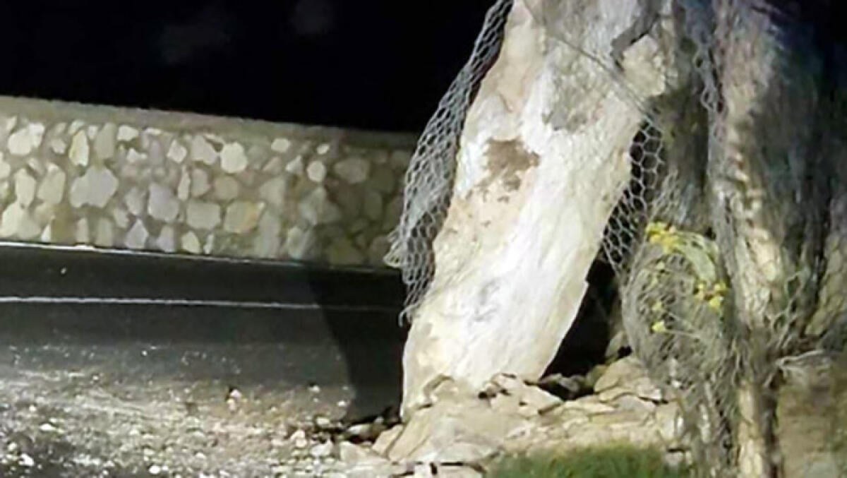 Enorme masso si stacca e finisce sulla Statale - 