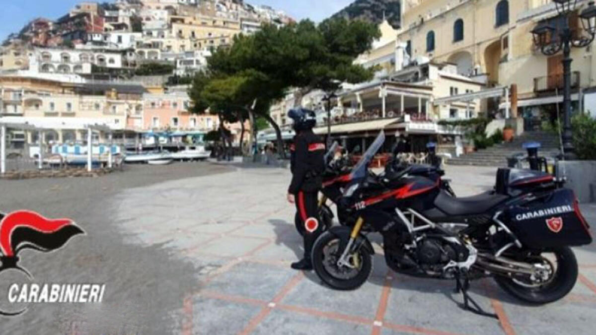 Carabinieri in spiaggia in Costiera travestiti da bagnanti - 