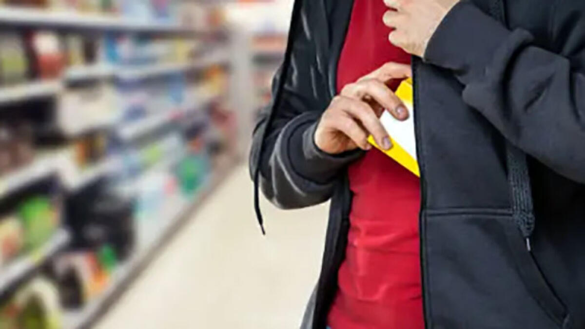 Furti in scuole, supermercati e distributore: ladro tradito dalle telecamere - 