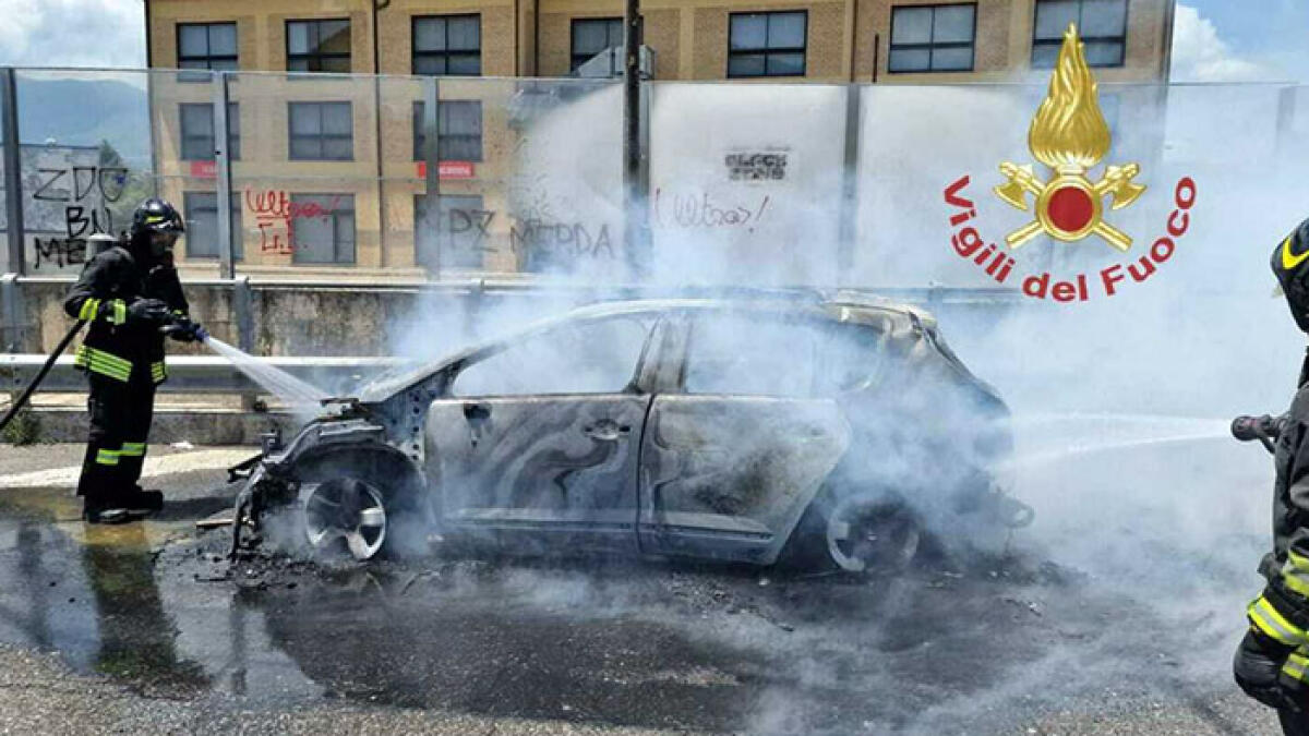 Auto a fuoco al casello, a bordo una famiglia di quattro persone - 