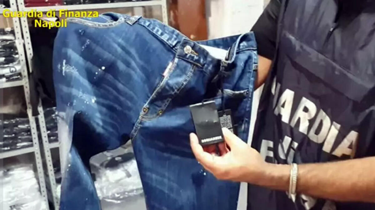 Mezzo milione di merce falsa nei sotterranei del Centro Direzionale - 
