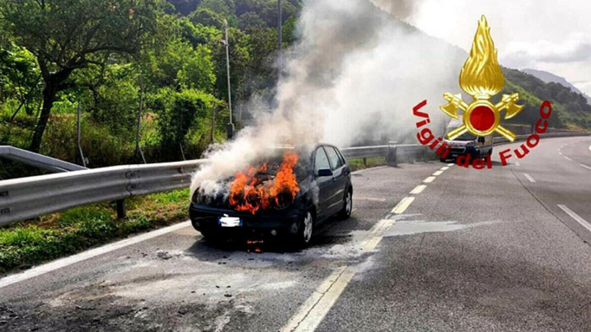 Altra auto in fiamme sull'A16, a bordo padre e figlio - 