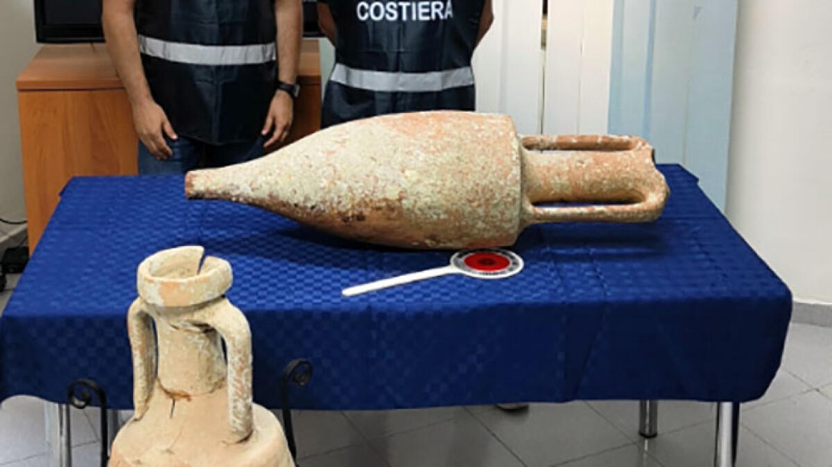 Due anfore romane sequestrate in casa di un sub - 