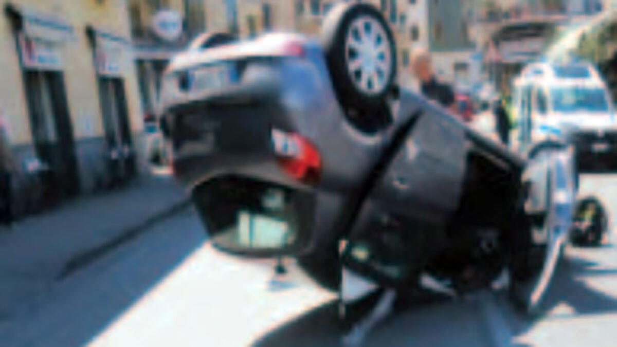 Donna finisce contro le auto in sosta e si ribalta - 
