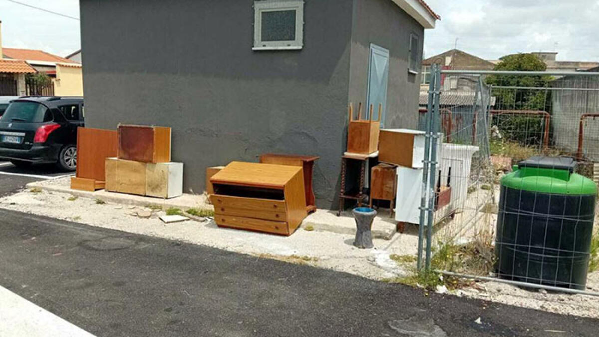 Gettano rifiuti in strada, scoperti e costretti a ripulire - 