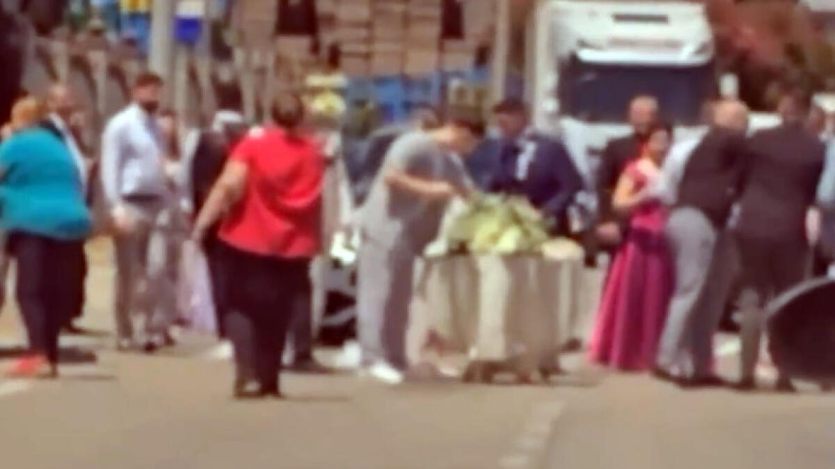 A Sarno strada totalmente bloccata dal banchetto degli sposi - 