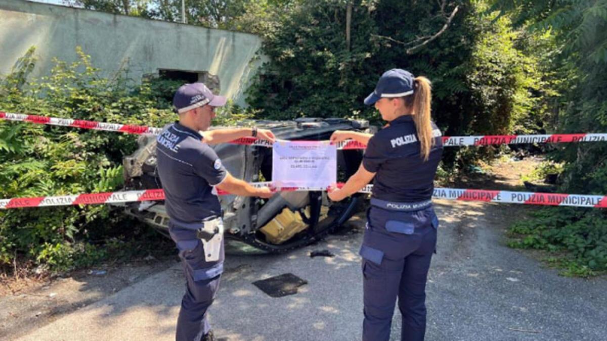 "Cimitero" di auto rubate scoperto a Pomigliano - 