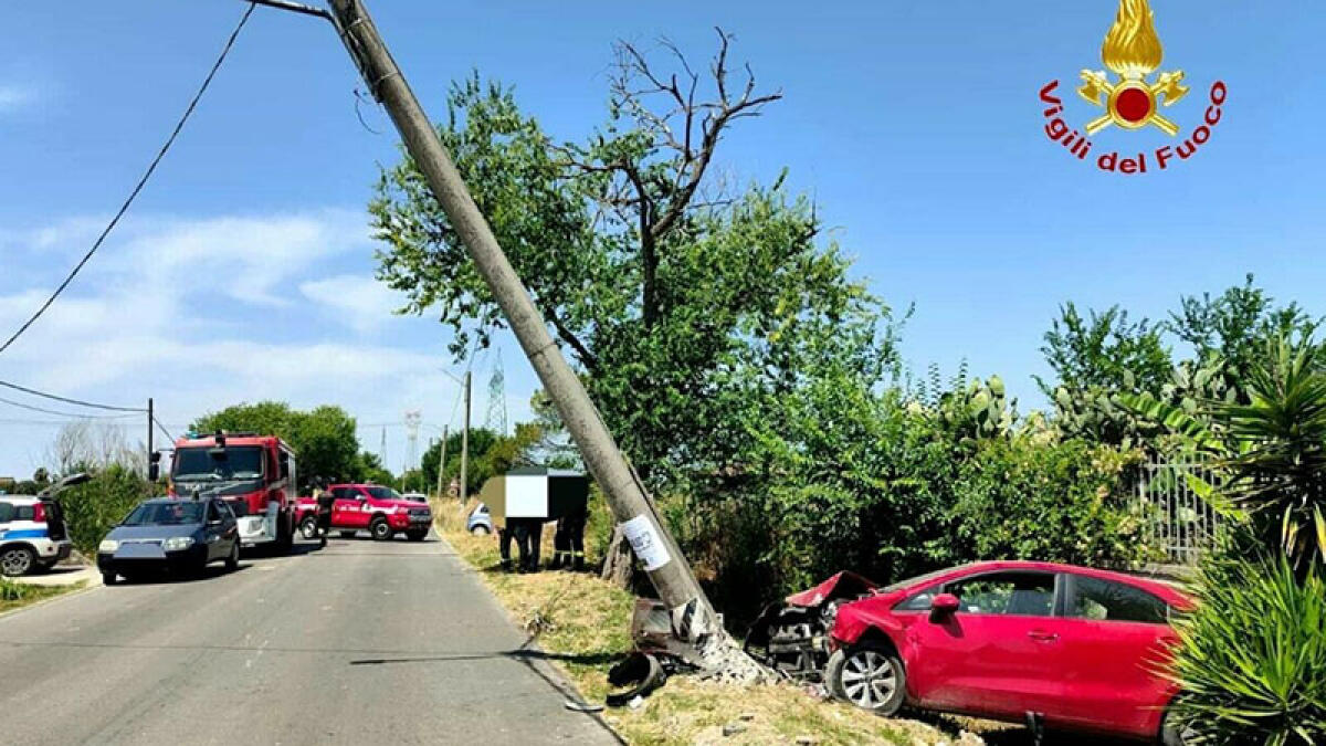 Incidente con 4 feriti gravi, auto abbatte un palo - 