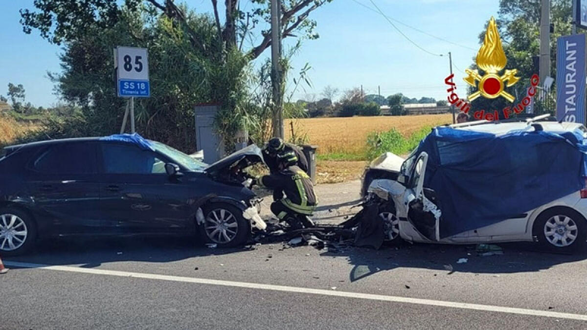 Tremendo schianto frontale: tre morti sul colpo - 