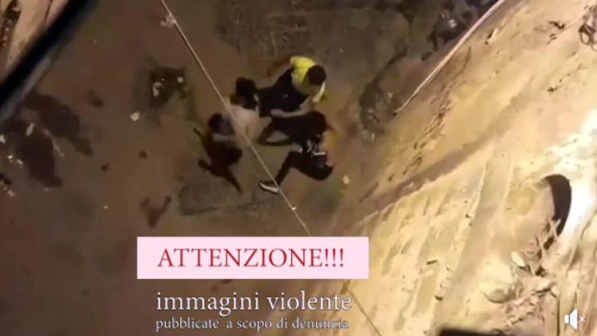 Ragazza picchiata in strada e spogliata da una donna a Torre Annunziata: il video fa il giro del web - 