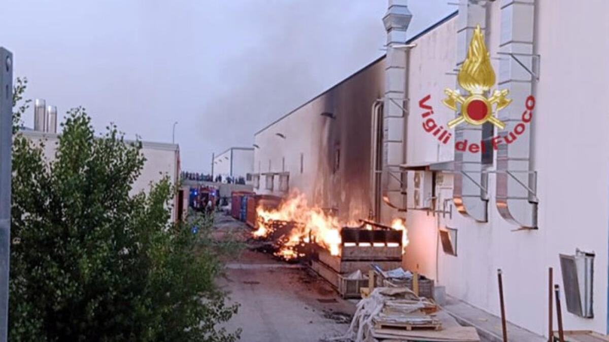 Fabbrica in fiamme, danni e paura - 
