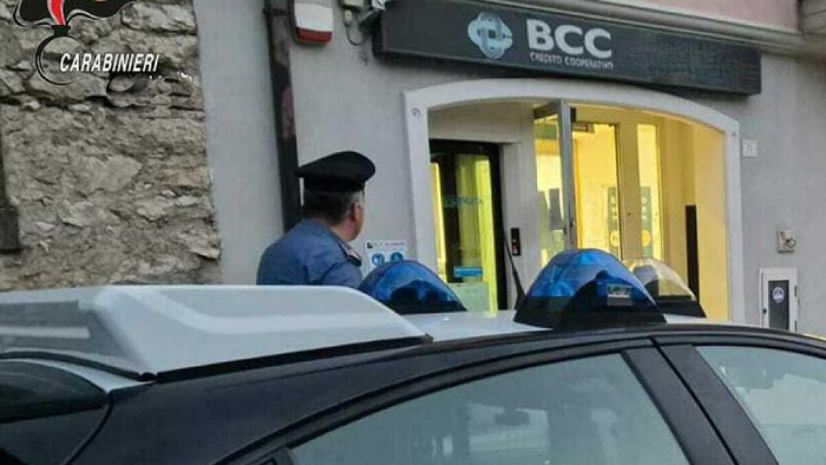 Entrano in banca nella notte e asportano le cassette di sicurezza - 