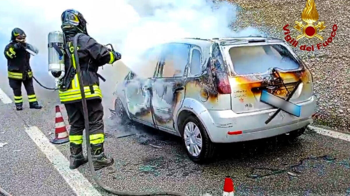Tre donne rischiano la vita nell'auto in fiamme - 