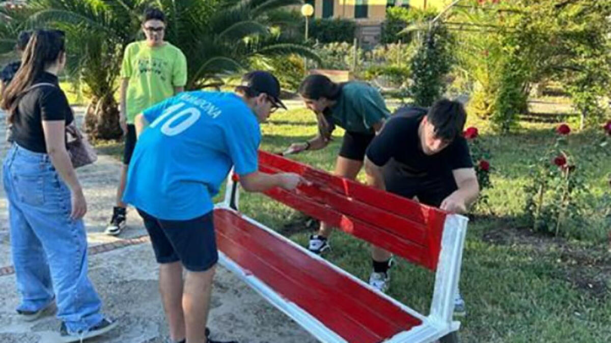 Donne, panchina rossa nel parco rigenerato - 