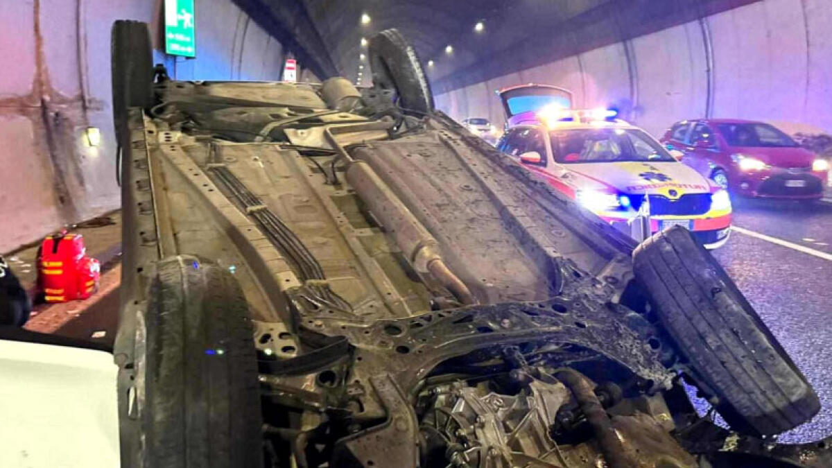 Auto si ribalta nella galleria dell'autostrada - 