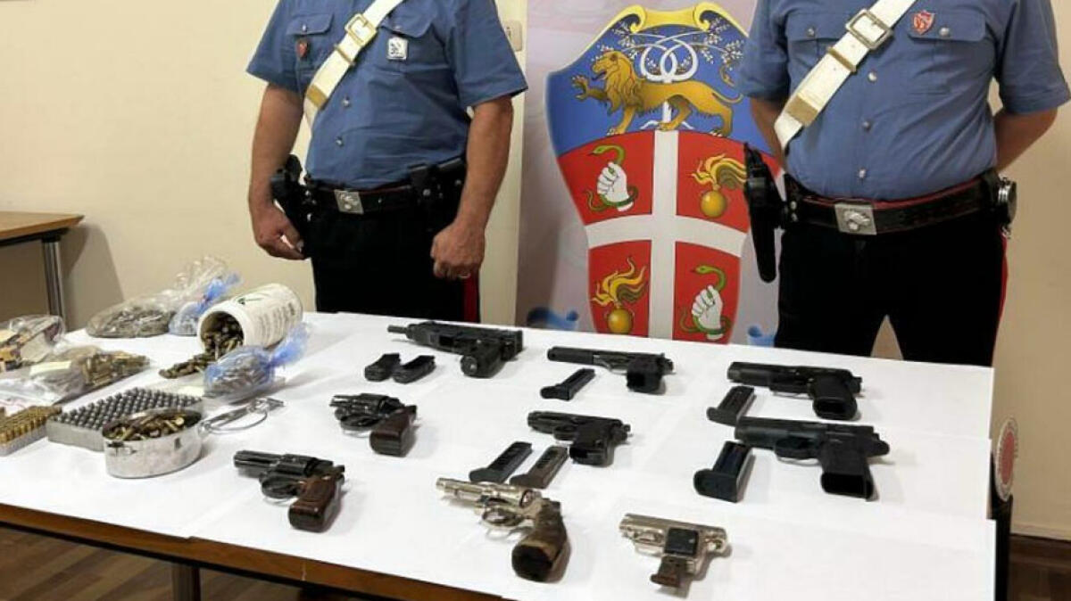 Otto pistole nel fondo agricolo: preso nell'Agro Nocerino - 