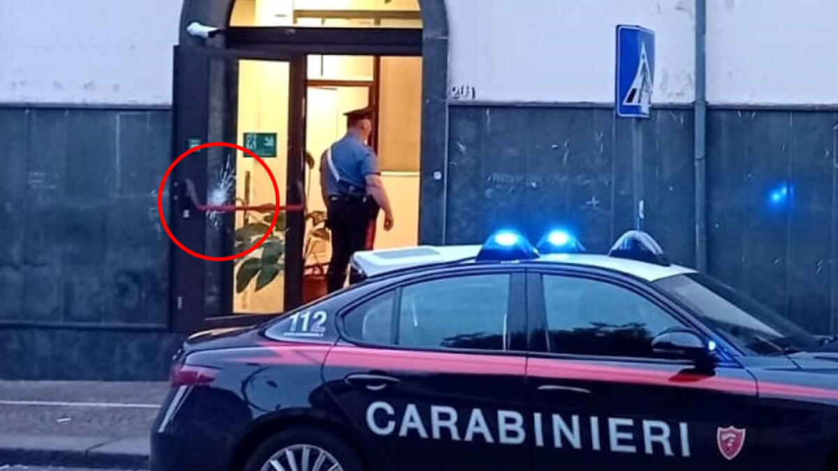 Forano il vetro della banca e portano via il denaro - 