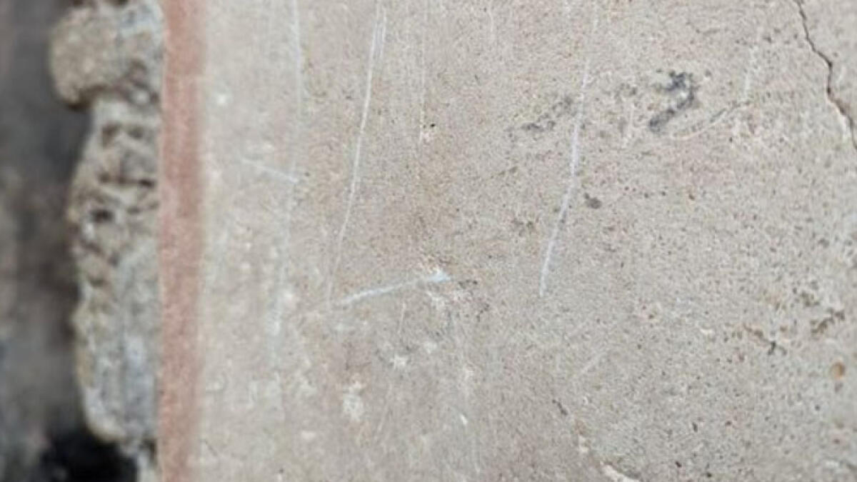 Turista incide una parete degli Scavi di Pompei - 