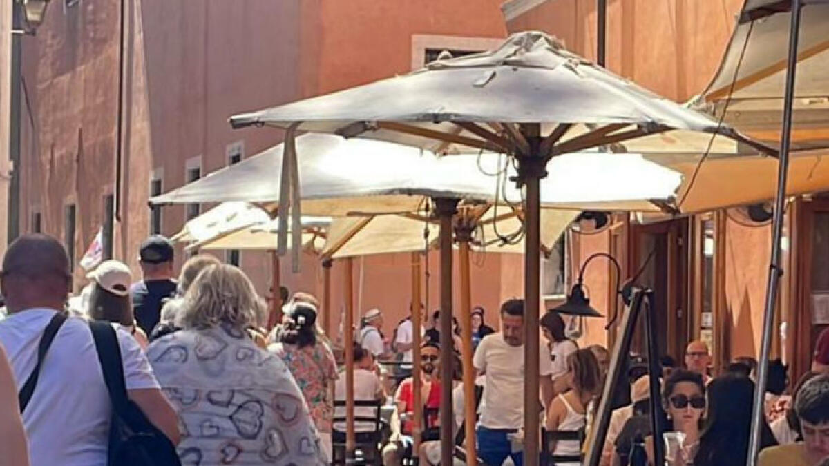 Auto travolge i tavolini, una bimba tra i feriti - 