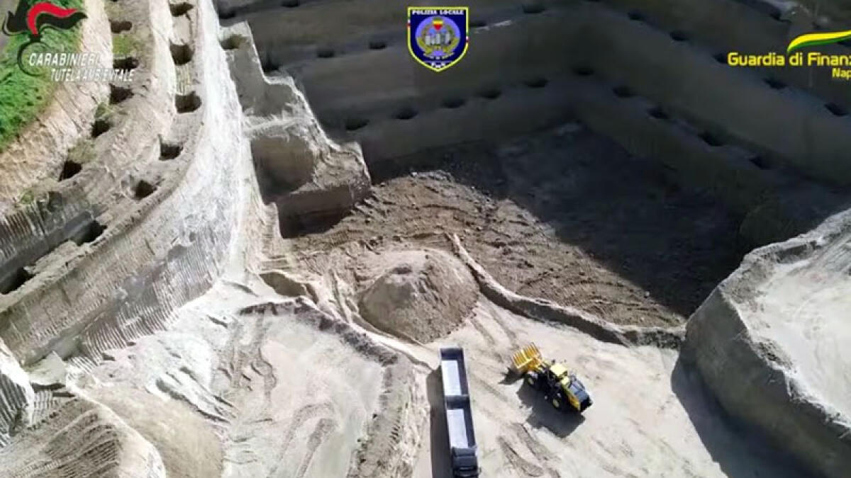 Riempie Cava Suarez di rifiuti speciali e amianto frantumato - 