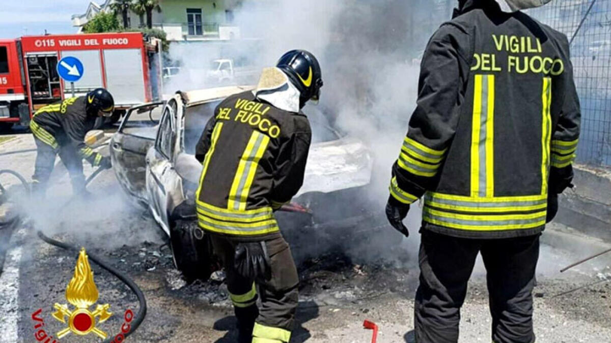 Auto va in fiamme in pieno centro, coppia salvata - 