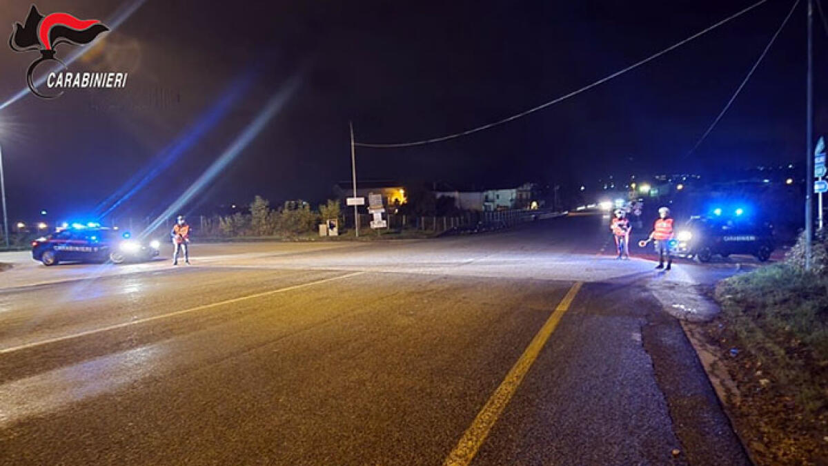 A 15 anni in strada con scooter rubato, pistola e pugnale - 